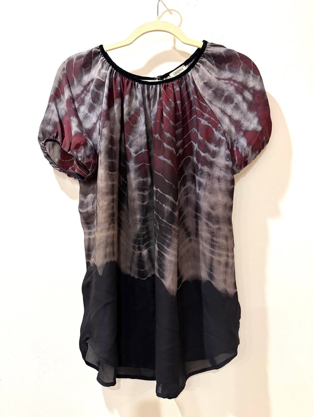 L'AGENCE 100% Silk Tie Dye Short Sleeve Blouse Sz 6 Charcoal Burgundy Black Top